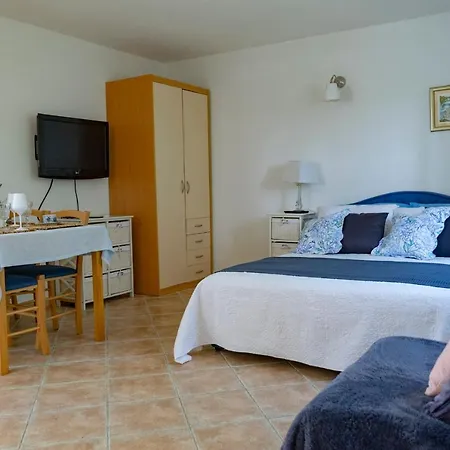 Julia Apartman Milna (Brac)
