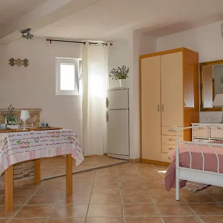 Julia Apartman Milna (Brac)