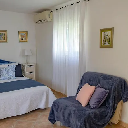 Julia Apartman *