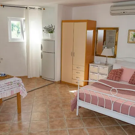 Julia Apartman *